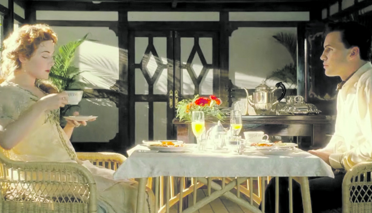 Rose y Cal, en la película, en la cubierta de paseo privada, similar a la de la suite de Thomas en el ‘Titanic’