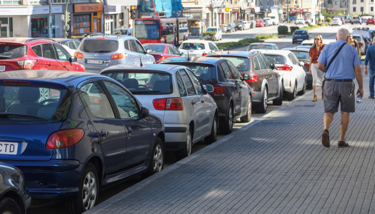Turismos estacionados en la ronda de Outeiro