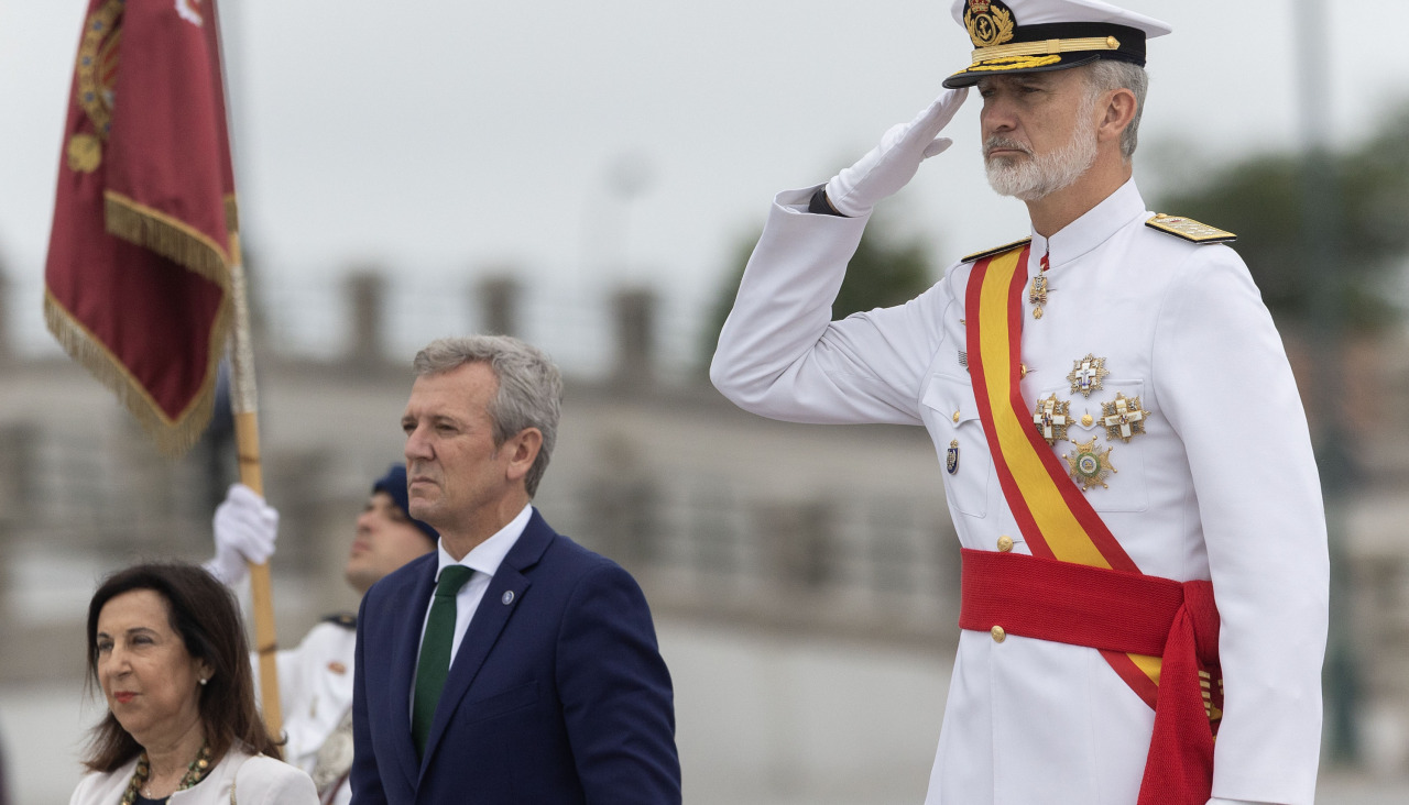 Felipe VI, junto con Alfonso Rueda (c) y Margarita Robles (i), este jueves en la Escuela Naval de Marín