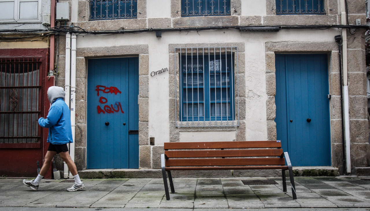Pintada en la puerta de un edificio en el que hay viviendas de uso turístico en la calle del Orzán