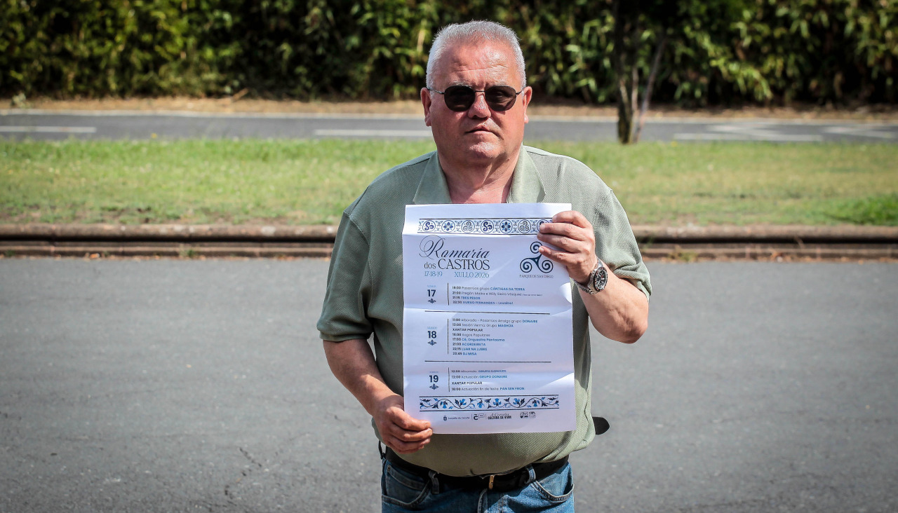 Paulo Sexto, posa con el cartel de la Romería de Os Castros