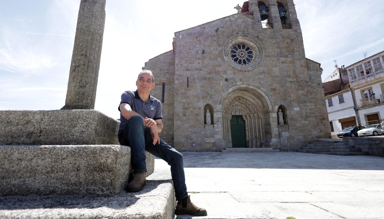 Juan Fariña, no adro de Santa María do Azouge, en Betanzos