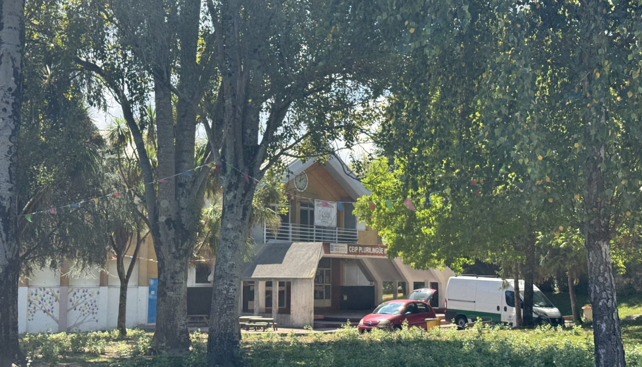 Fachada del CEIP Isidro Parga Pondal de Santa Cruz