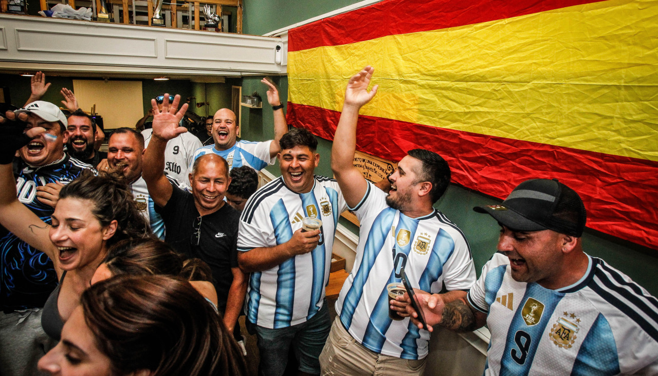 Argentinos en La Mila durante la semifinal contra InglaterraCientos de personas celebran una %u2018liturgia%u2019 para acompañar a Leo Messi a otra de sus citas con la historiaEl argentino superó el récord del alemán Klose ante la atenta mirada de sus compatriotas en A Gaiteira