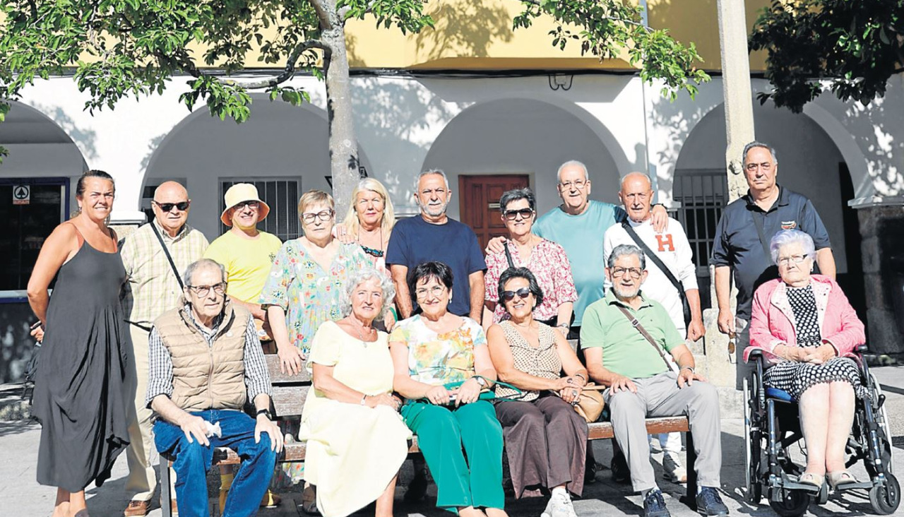 Los vecinos de toda la vida de A Zoca, reunidos en la plaza de su barrio