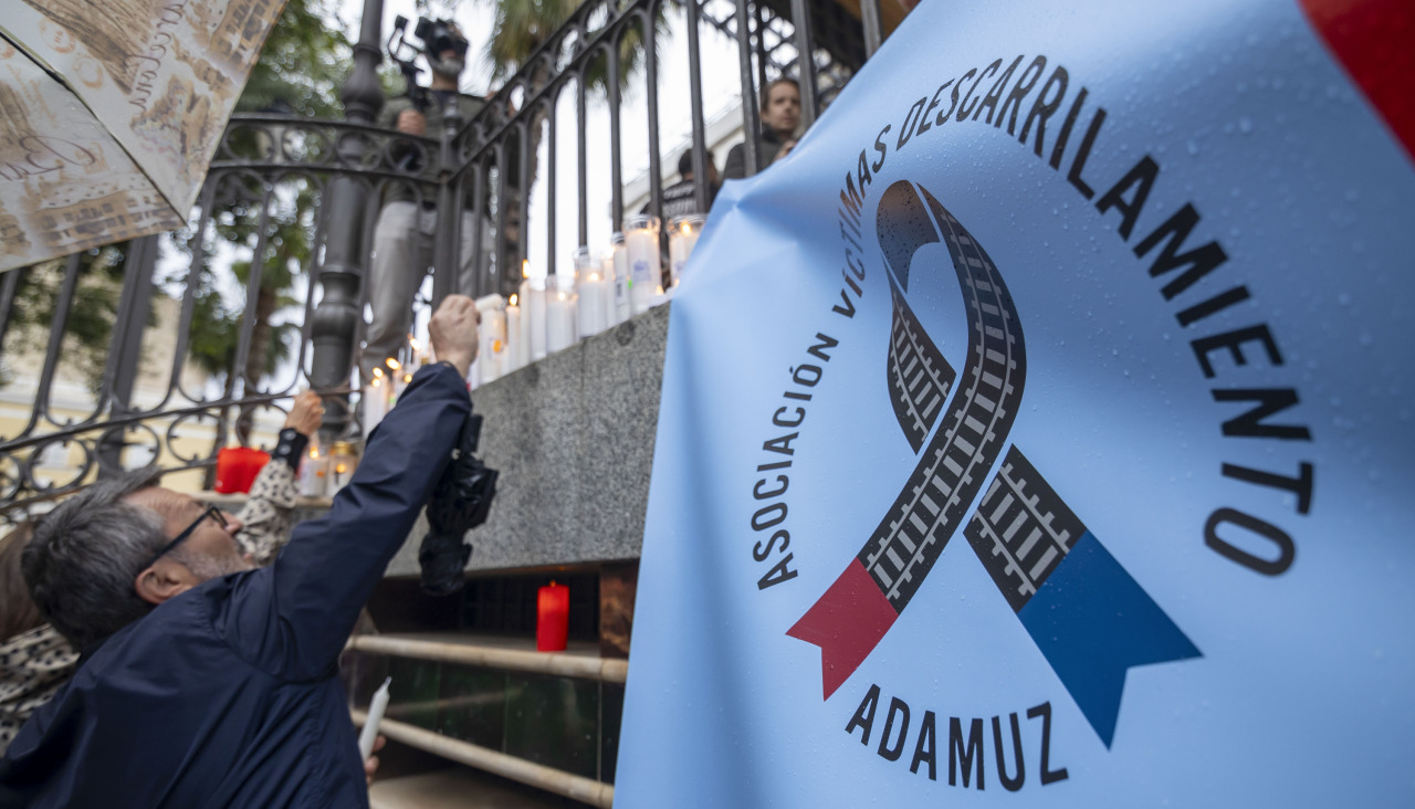 Un momento de una manifestación convocada por la Asociación Víctimas Descarrilamiento Adamuz