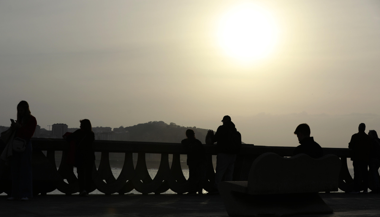 Varias personas en el Paseo Marítimo en uno de los simulacros del eclipse