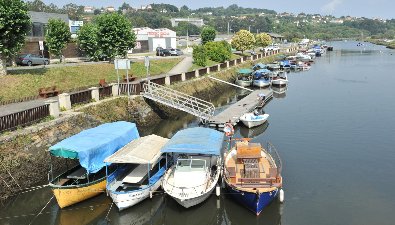 Vista del pantalán y los muelles de Betanzos