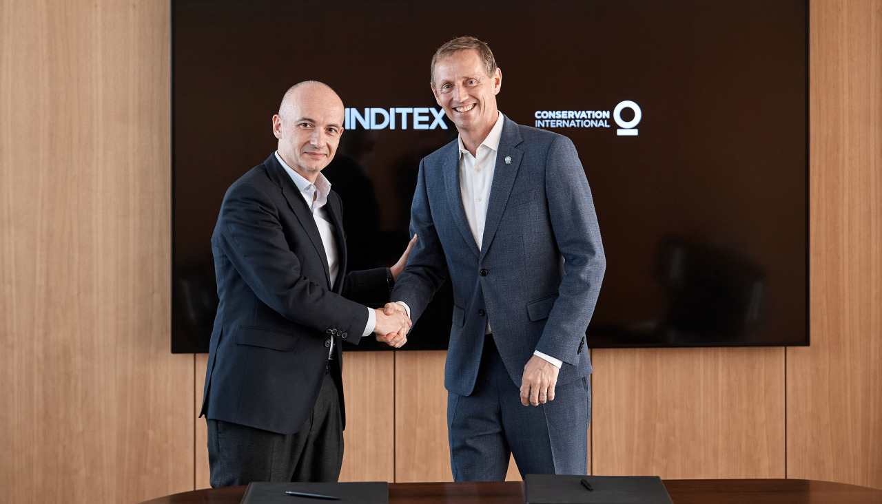 El consejero delegado de Inditex, Óscar García Maceiras, y el director ejecutivo de Conservación Internacional, Sebastian Tröeng