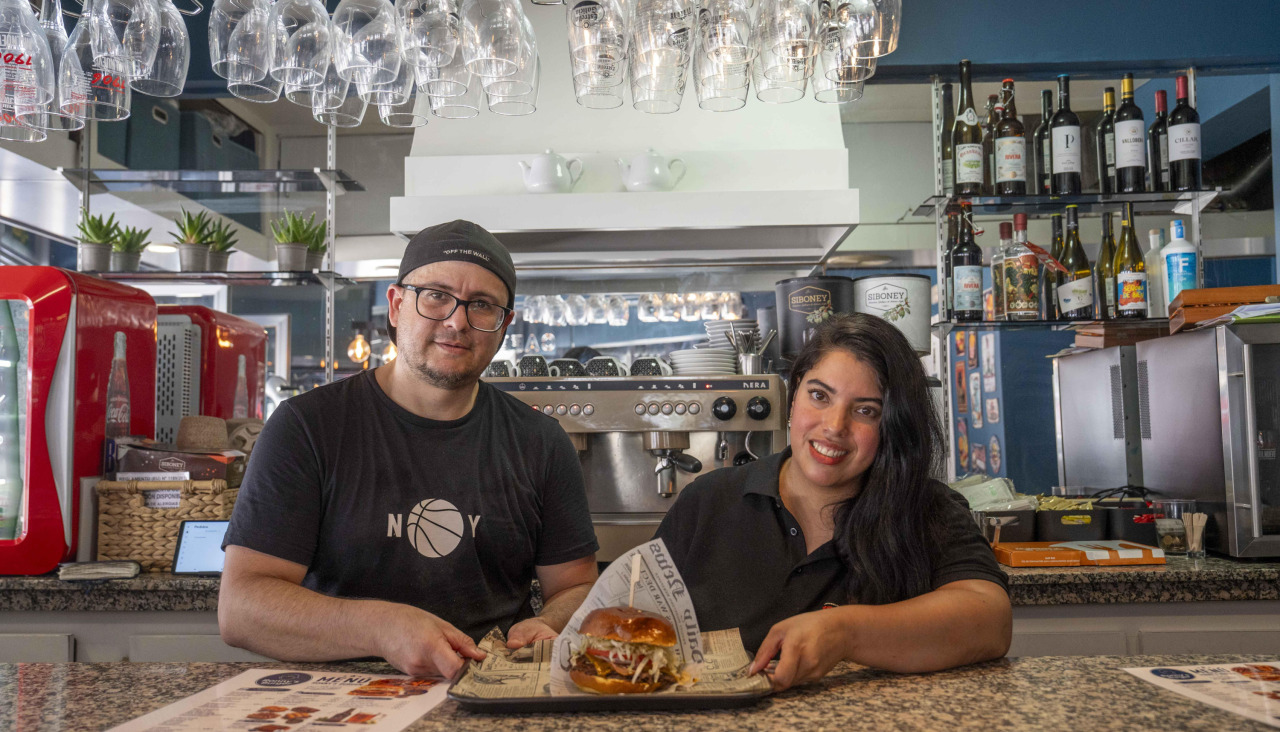 Ronald y Eribeth, con una de sus hamburguesas