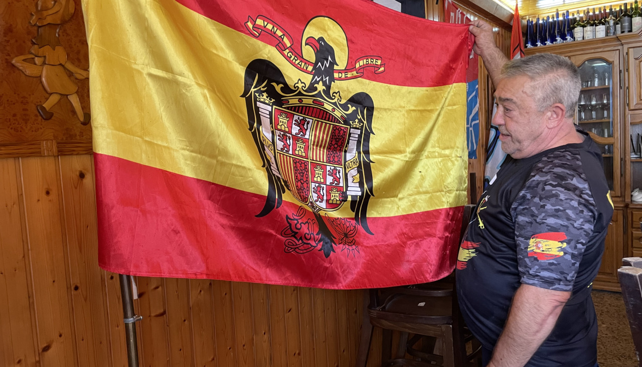 José Manuel Castiñeiras posa con la bandera franquista