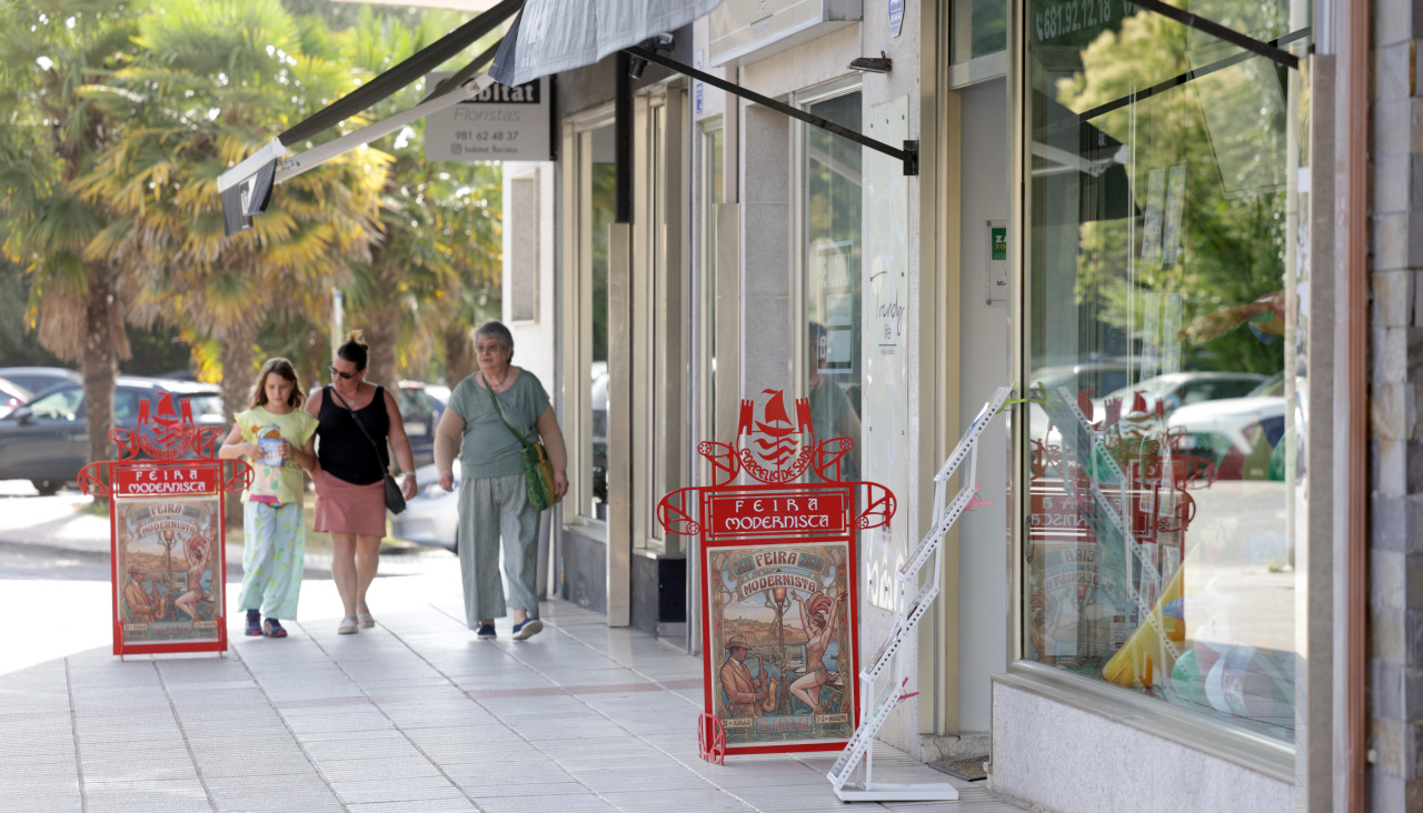 Soportes de la Feira Modernista de Sada en la calle Oza dos Ríos