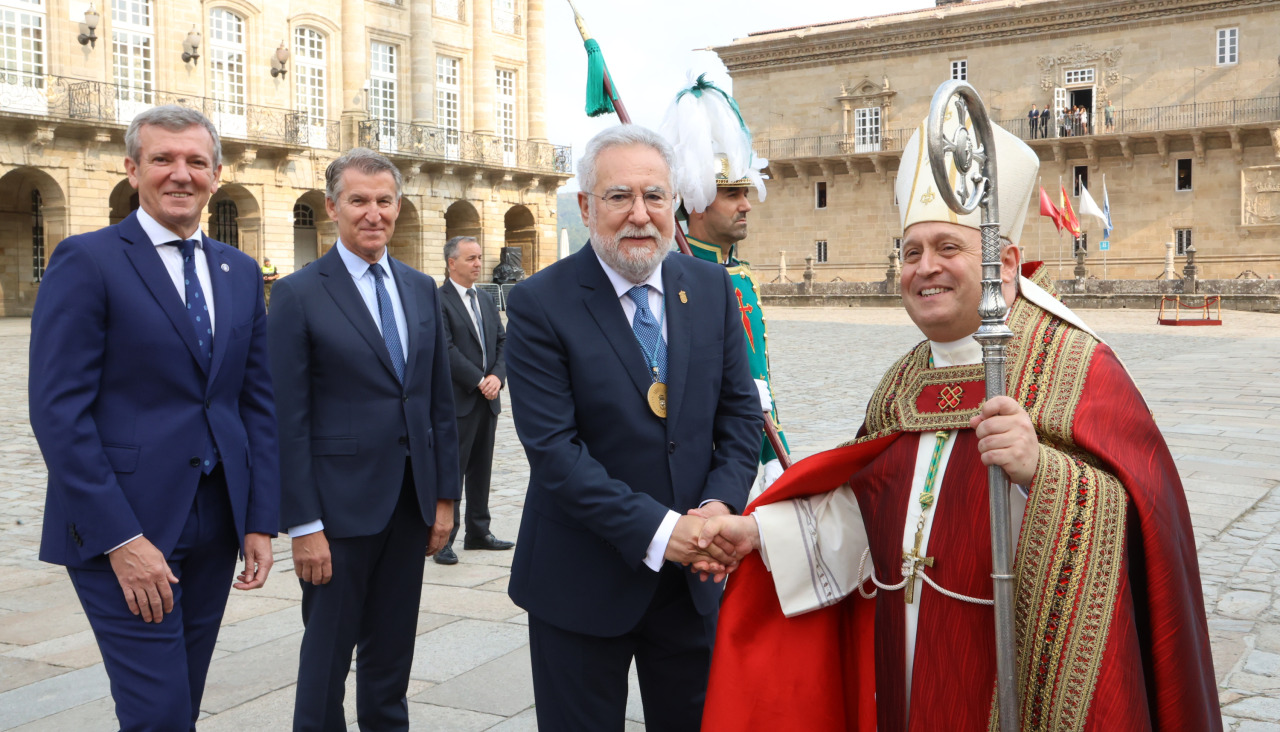 El presidente del Parlamento de Galicia, Miguel Santalices (2d), saluda al arzobispo Francisco José Prieto (d)