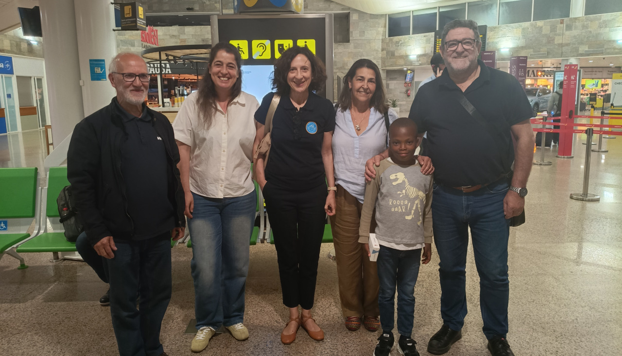 Aldoris, en el aeropuerto con su familia de acogida, Alicia Santiago y Francisco Rodríguez, y otros miembros de la ONG