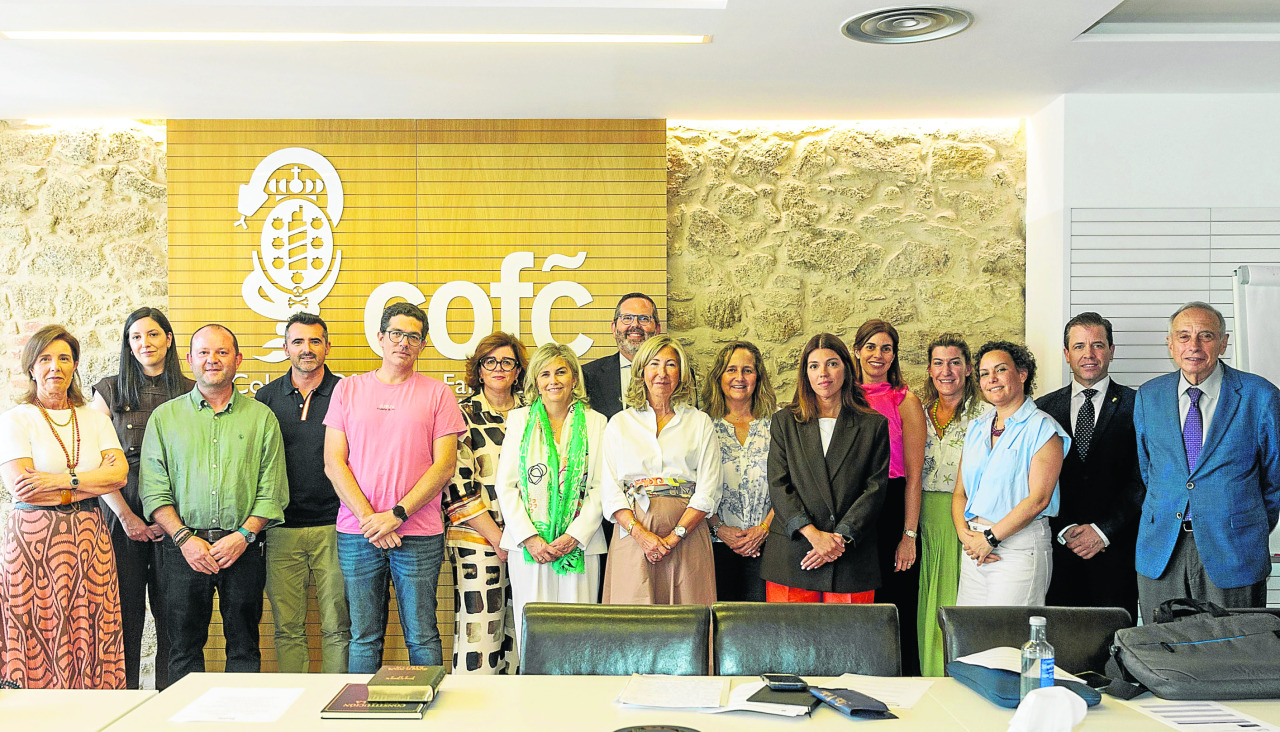 La nueva junta directiva, ayer, en la sede del COFC