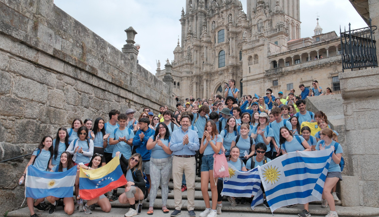 Los participantes de Conecta con Galicia no Camiño, junto a Antonio Rodríguez Miranda, secretario xeral da Emigración, tras finalizar ayer el recorrido en Santiago
