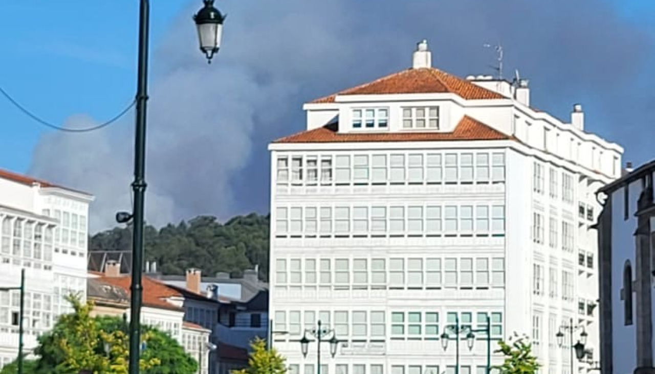 Humo del incendio visible desde Betanzos