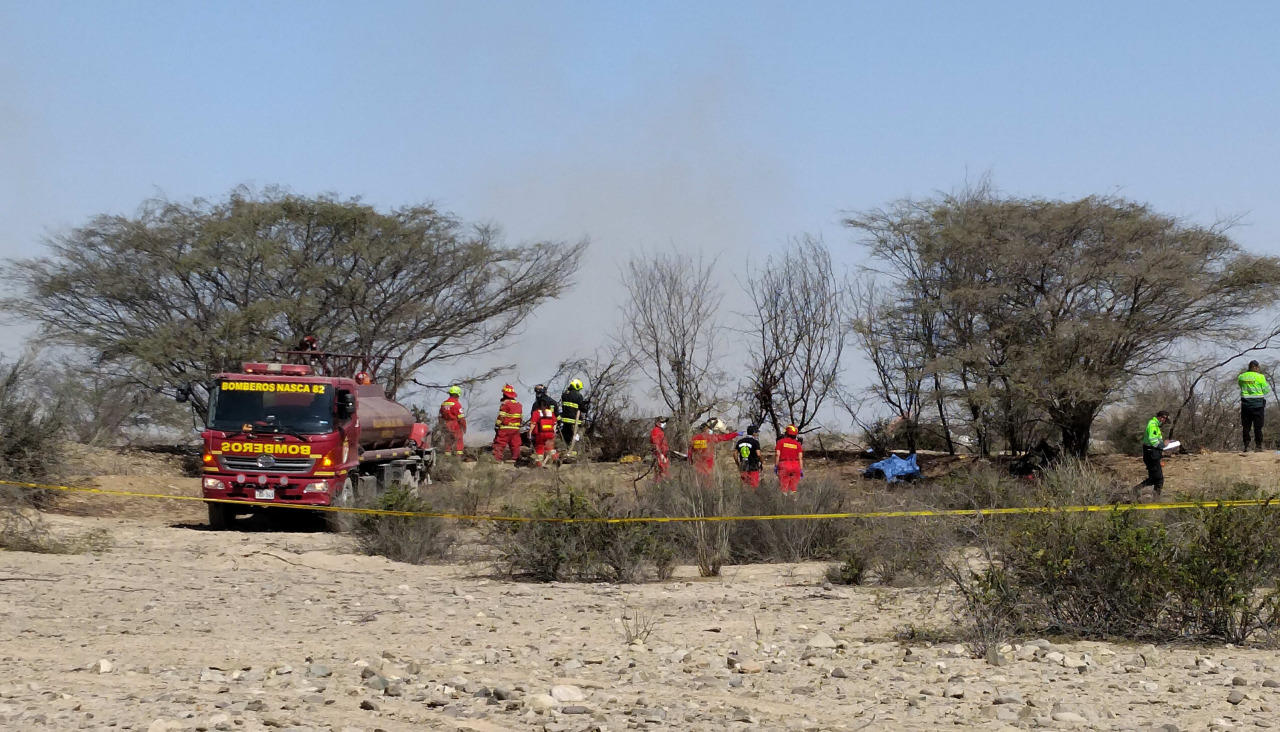 ntegrantes de los Bomberos de Nazca operan en la zona donde una avioneta que sobrevolaba sobre las Líneas de Nazca se estrelló y dejó trece personas fallecidas