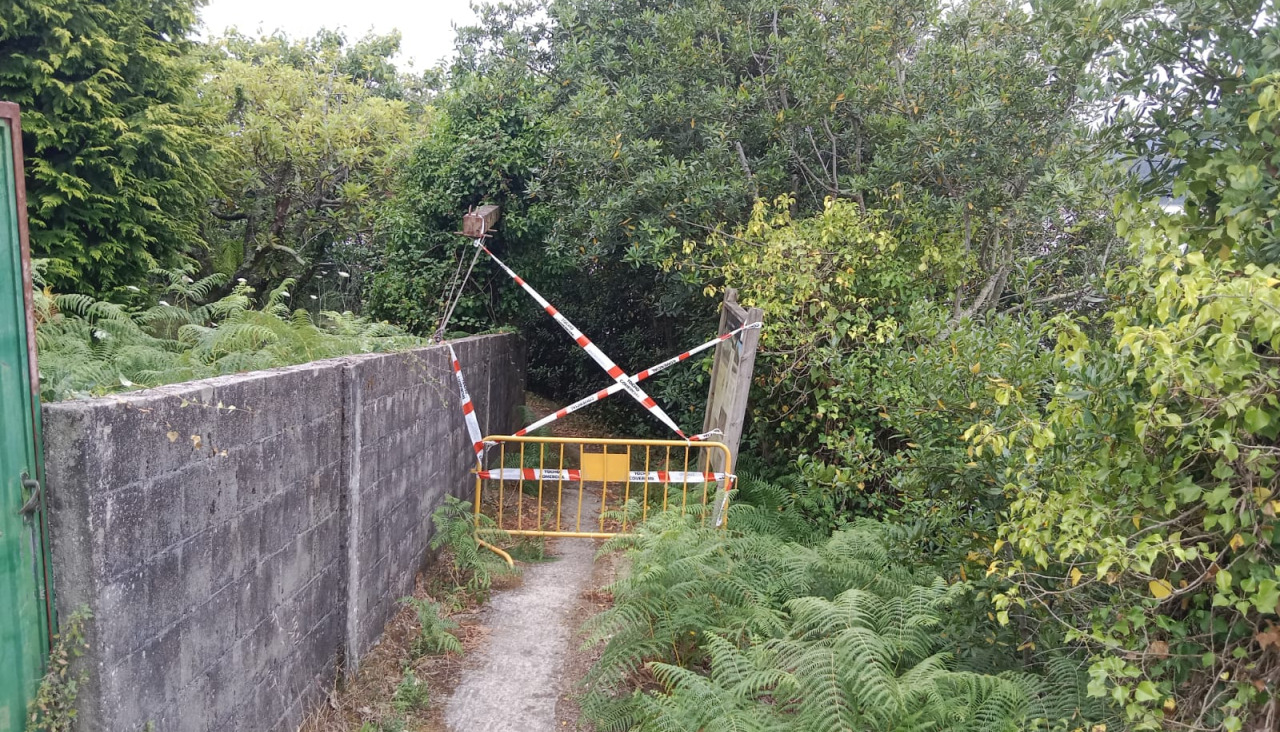 Acceso cortado a la cala de la Xurela, en Paderne