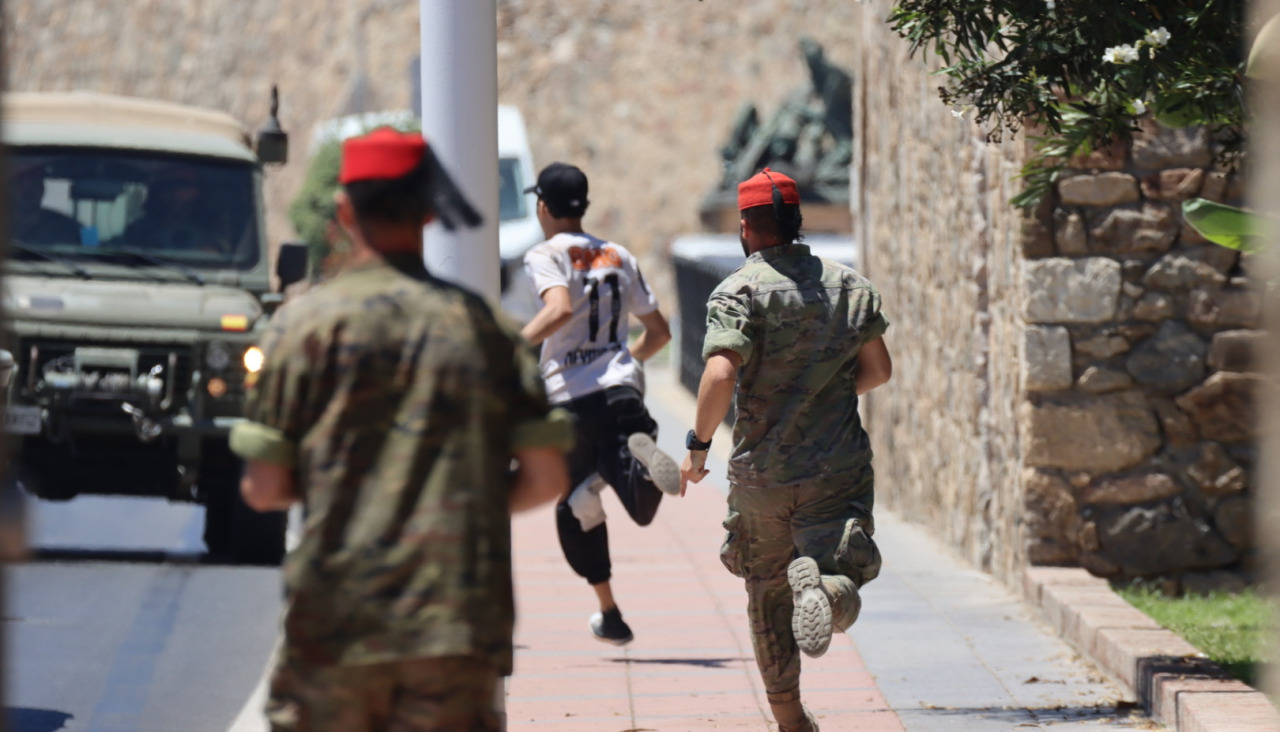 Medios desplegados intentan detener a un migrante en Ceuta
