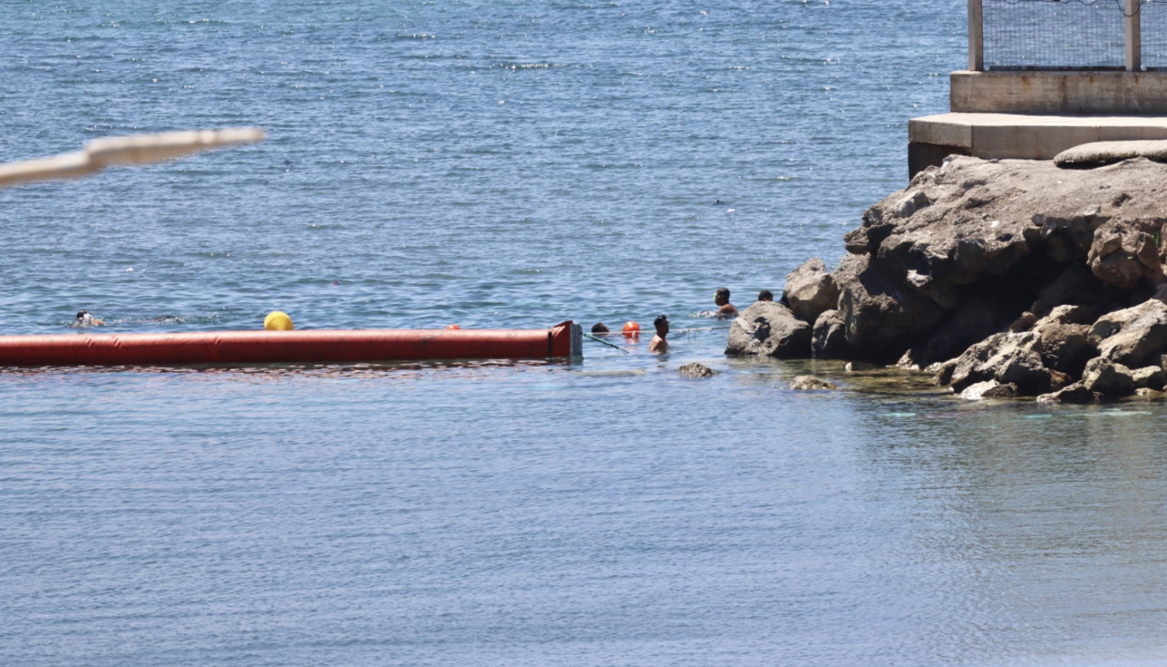 Boya flotante para delimitar las aguas territoriales de la playa del Tarajal de Ceuta que la separa de Marruecos
