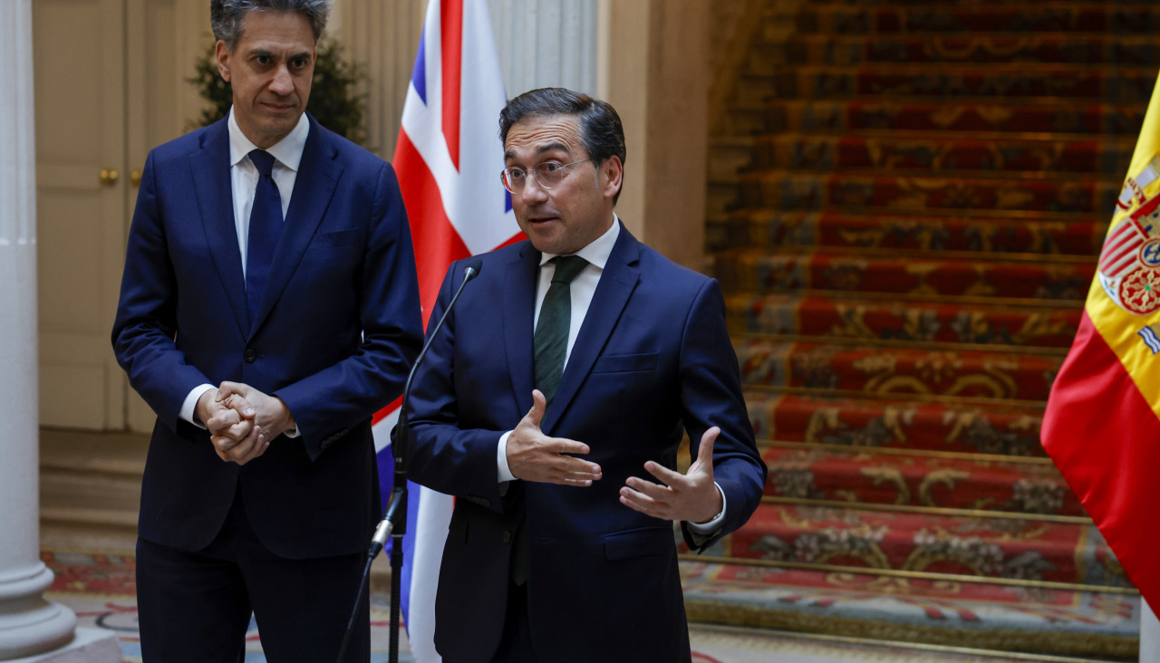 El ministro español de Asuntos Exteriores, Unión Europea y Cooperación, José Manuel Albares, y el secretario británico de Estado de Asuntos Exteriores de la Commonwealth y de Desarrollo, Edward Samuel Miliband