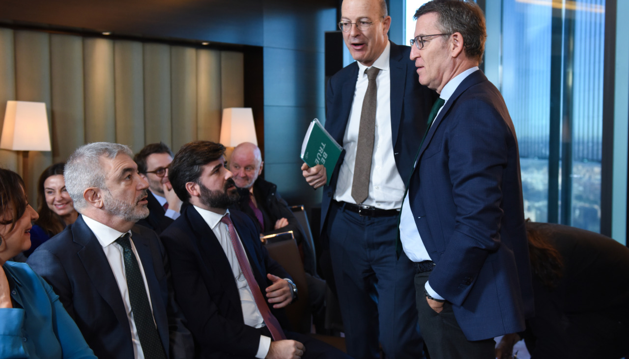 El presidente de la Fundación, Pablo Vázquez, junto a Feijóo