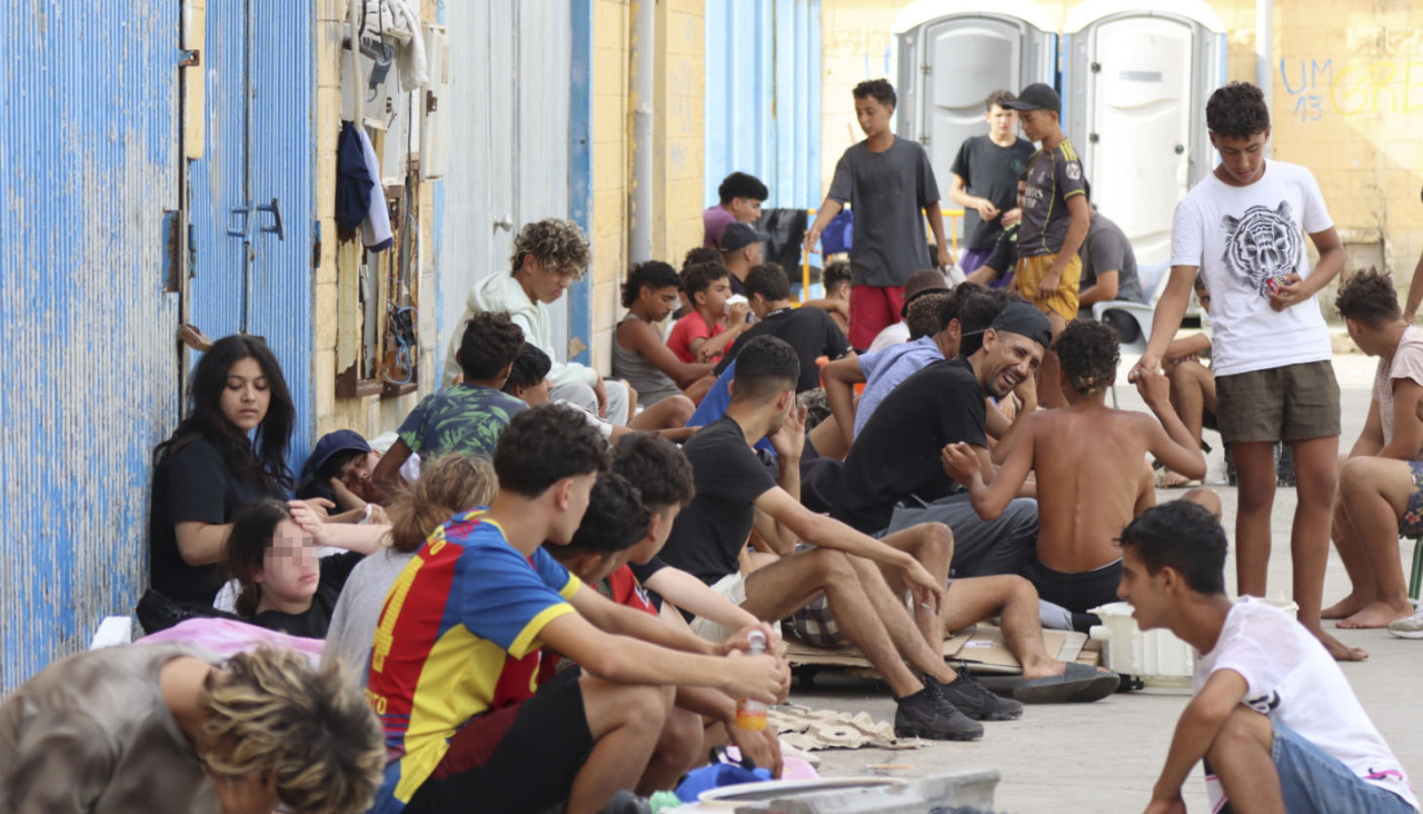 Un grupo de migrantes descansa en las calles de Ceuta