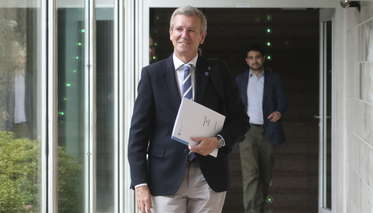 SANTIAGO DE COMPOSTELA, 03/08/2026.- El presidente de la Xunta, Alfonso Rueda, se dirige a ofrecer la rueda de prensa para informar de las medidas adoptadas en la reunión semanal de su gabinete, este lunes en San Caetano. EFE/Xurxo Martínez