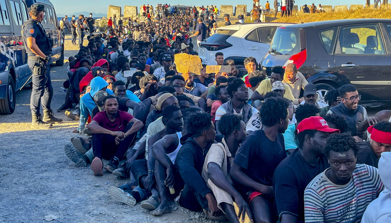 CEUTA, 03/08/2026.- Los entre 3.500 y 5.000 migrantes, según el Gobierno de Ceuta, que la Delegación del Gobierno ha rebajado este lunes a 2.500, que aún no han retornado a Marruecos viven en las calles de la ciudad, la mayoría de ellos de la caridad o las aportaciones ciudadanas. EFE/Reduán
