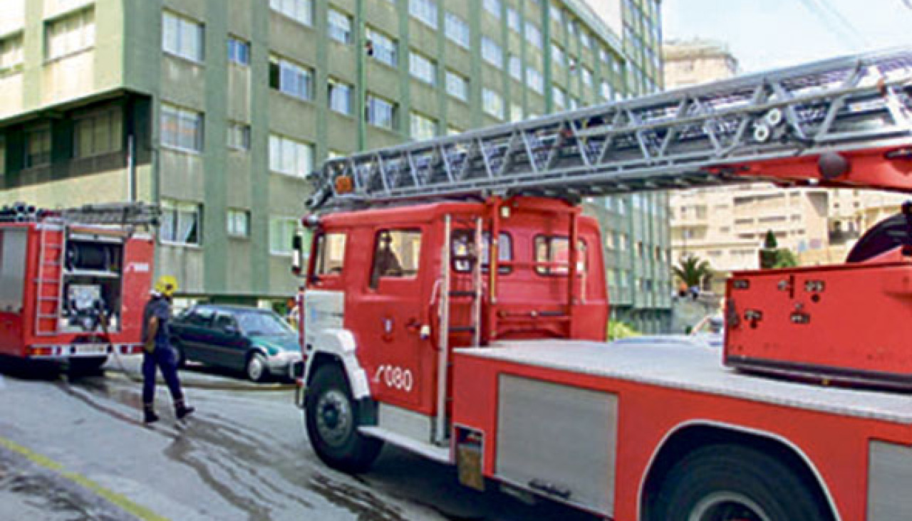 Los bomberos, durante una salida en la jornada en la que iniciaron la huelga en A Coruña