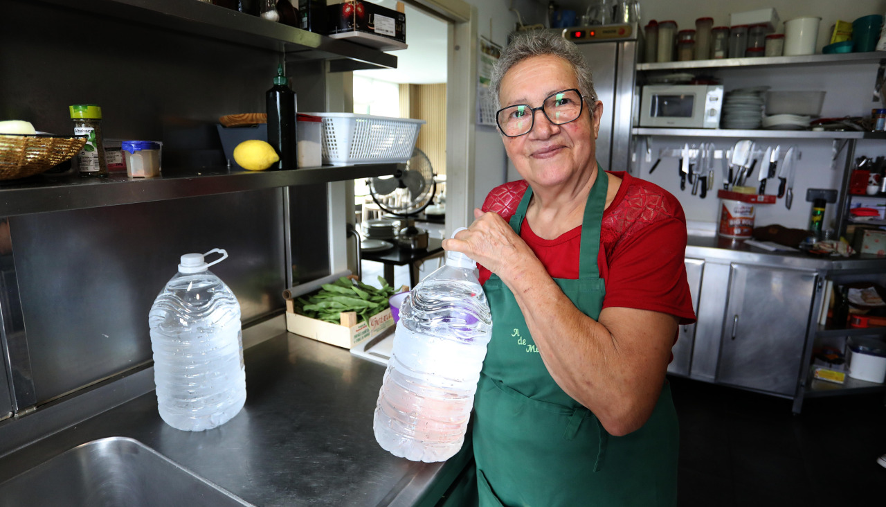 Maruja Taboada, con garrafas de agua en la cocina de su restaurante