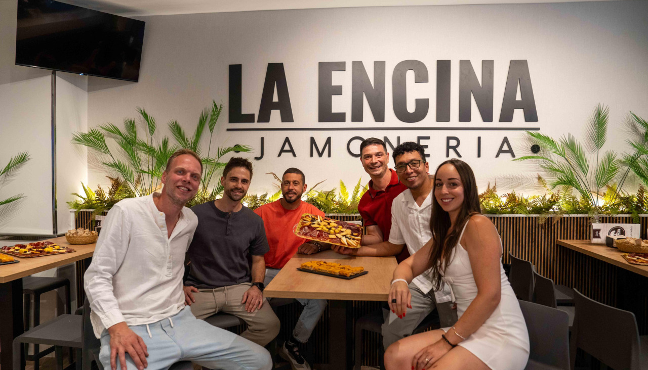 Frank Heskes (izquierda) y Alba Mañana (derecha), en la inauguración con unos amigos