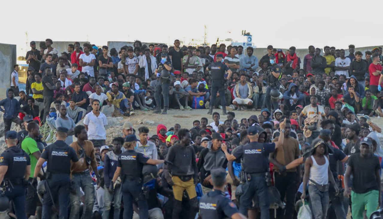Personas migrantes este martes, en la playa El Trampolín de Ceuta