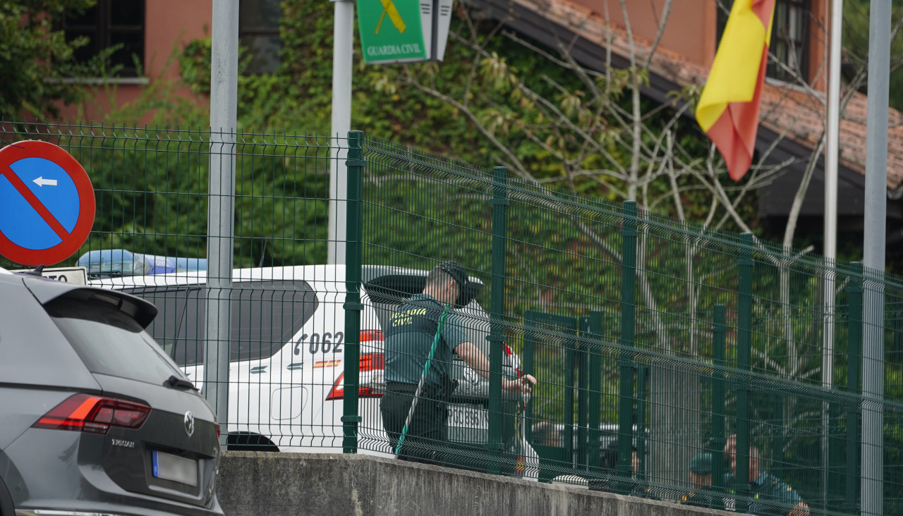 Presencia policial en las inmediaciones del Cuartel de la Guardia Civil de Llanes