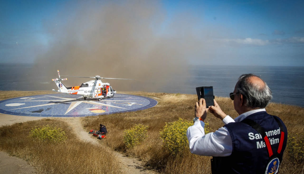 Aterrizaje del helicóptero de Salvamento Marítimo en la Torre de Hércules