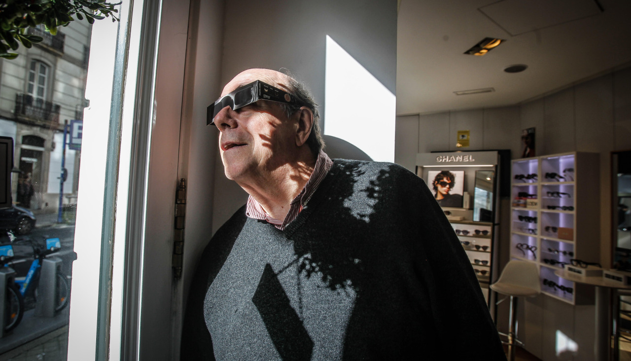 Un hombre prueba unas gafas certificadas para ver el eclipse