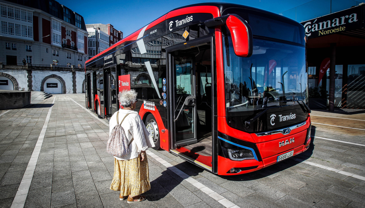 Una persona contempla un autobús de Tranvías