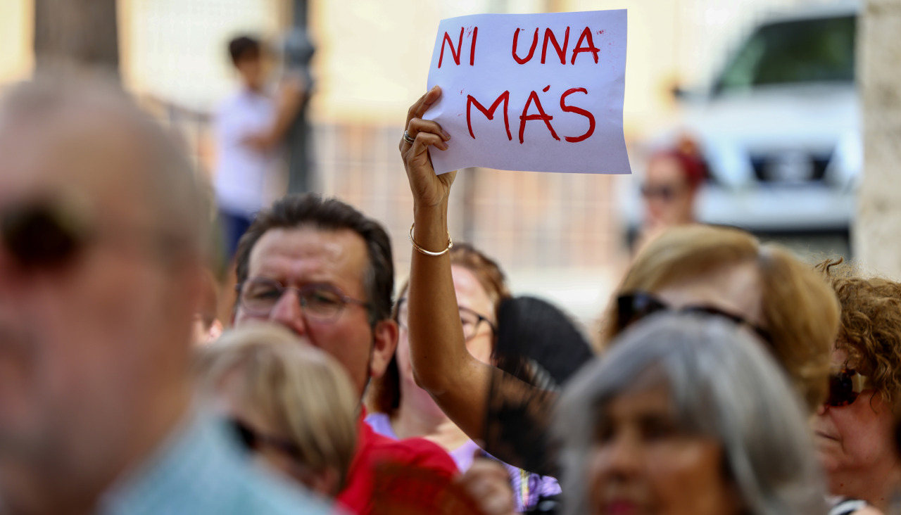 Una mujer muestra un cartel en el que se puede leer 'ni una más' durante un acto de repulsa por un crimen machista en Toledo el pasado 22 de julio