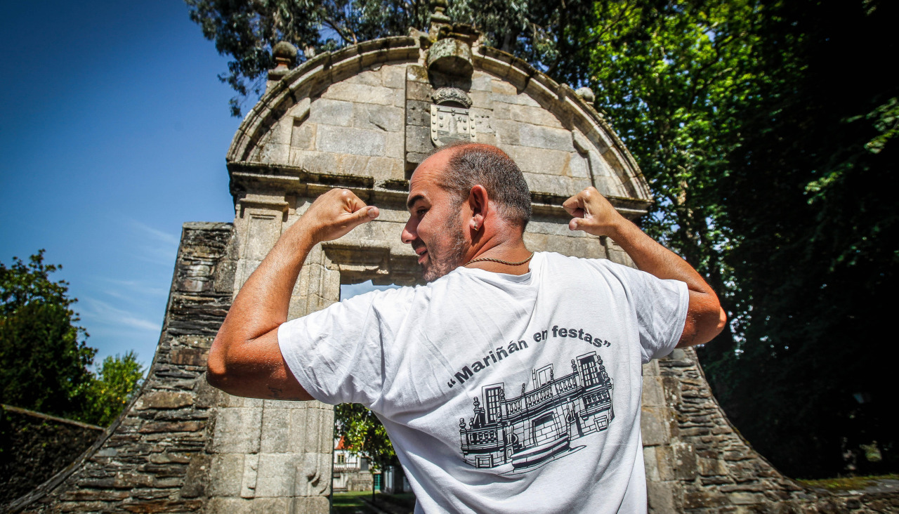 Santiago Franco, uno de los organizadores, ayer a la entrada del Pazo de Mariñán, con la camiseta de la Festa da Alameda 2026