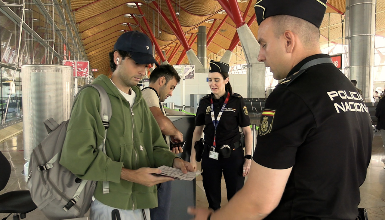 La Policía Nacional ha efectuado este sábado controles aleatorios de documentación en el Aeropuerto Josep Tarradellas Barcelona-El Prat a los viajeros procedentes de vuelos con origen en Italia
