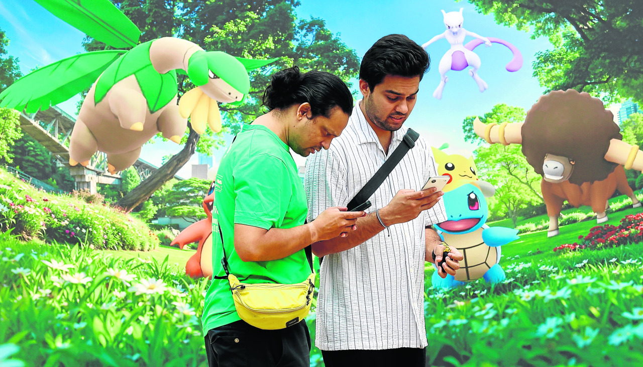 Dos personas jugando a Pokemon Go en uno de los eventos de este año por su décimo aniversario