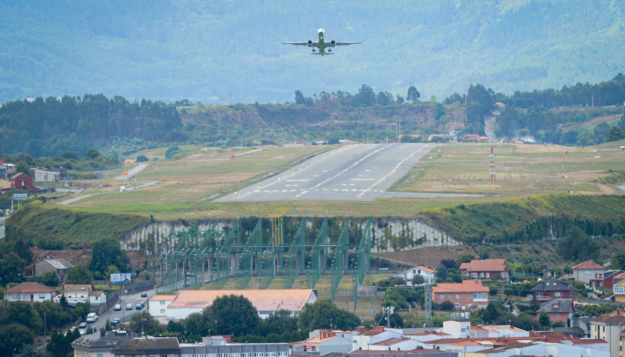 Avión de Binter saliendo del aeropuerto de Alvedro