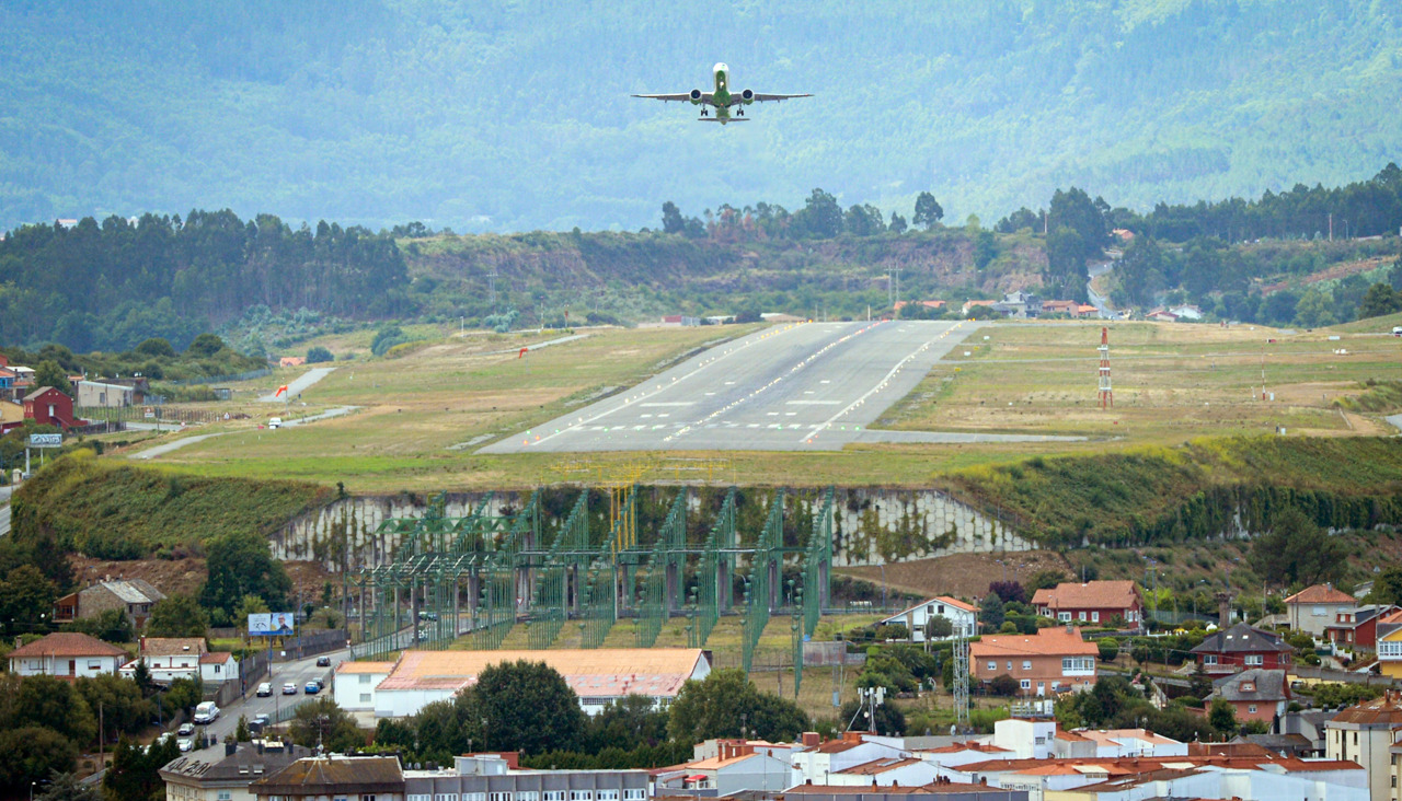 Un avión de Binter Canarias destino Gran Canaria despegó ayer de Alvedro