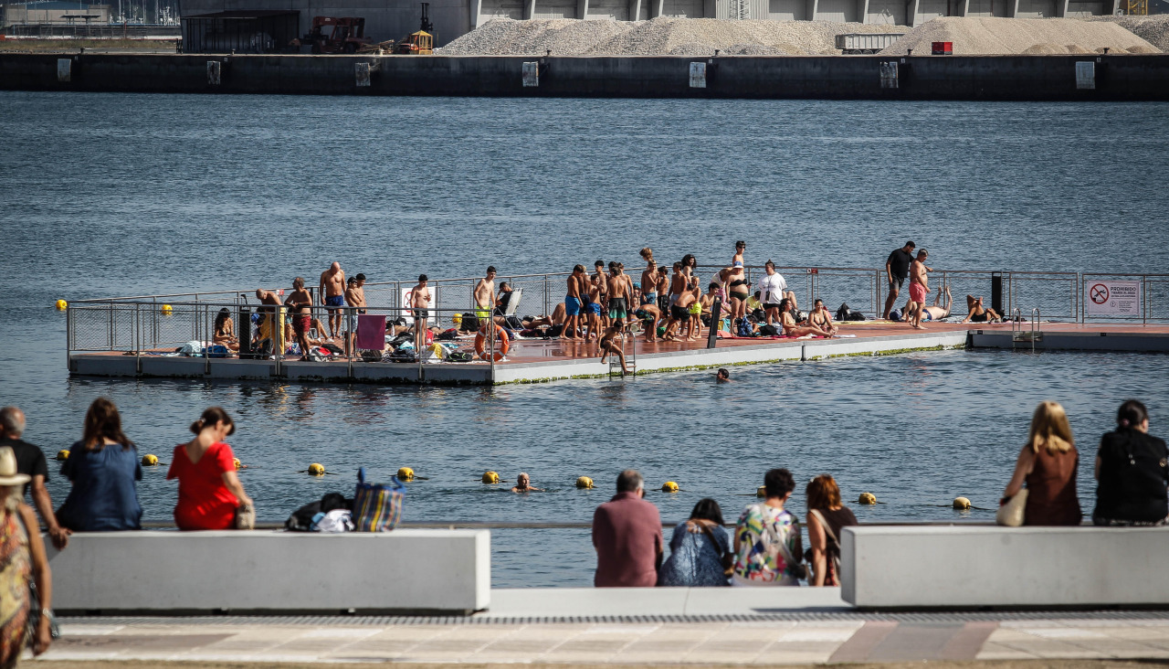 Bañistas, en la plataforma de O Parrote
