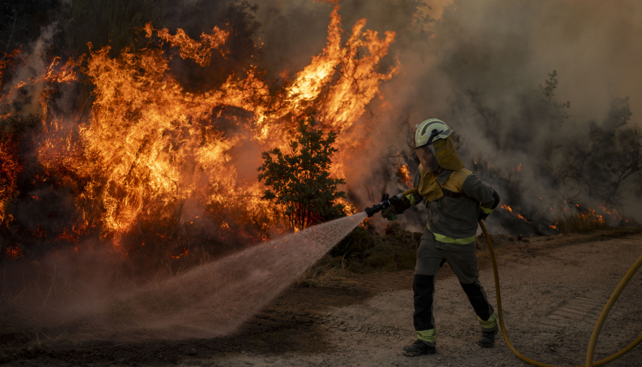 Labores de extinción en Baltar, Ourense, el pasado sábado