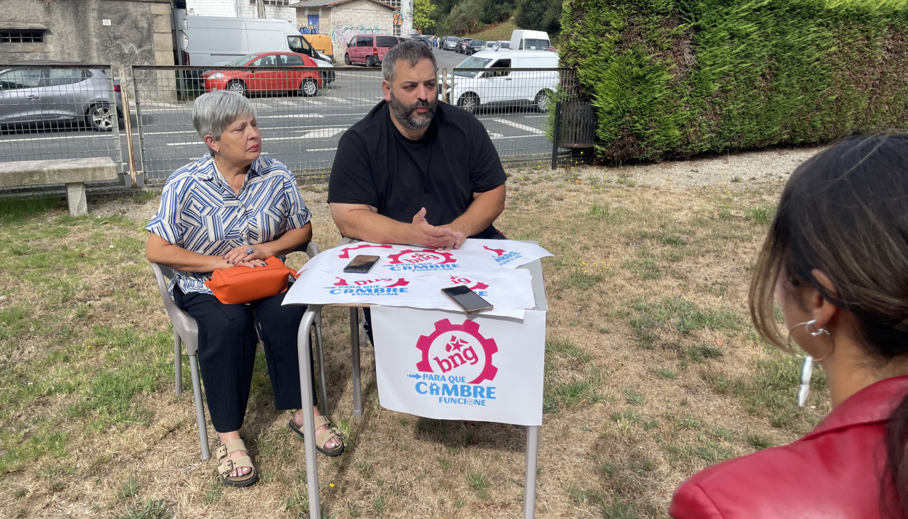Marité Prieto e Dani Carballada, durante a rolda de prensa do BNG de Cambre