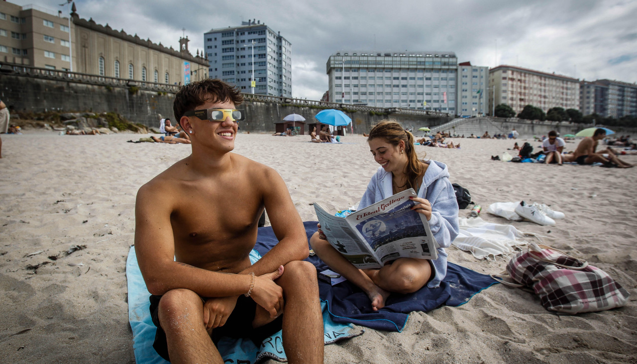 Un joven posa con las gafas que repartió El Ideal Gallego