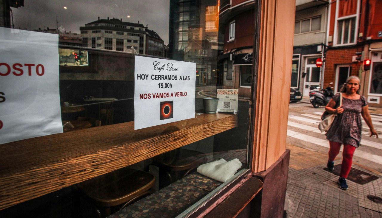 La cafetería Doré, en la ronda de Nelle, con un cartel de que cerrará esta tarde por el eclipse