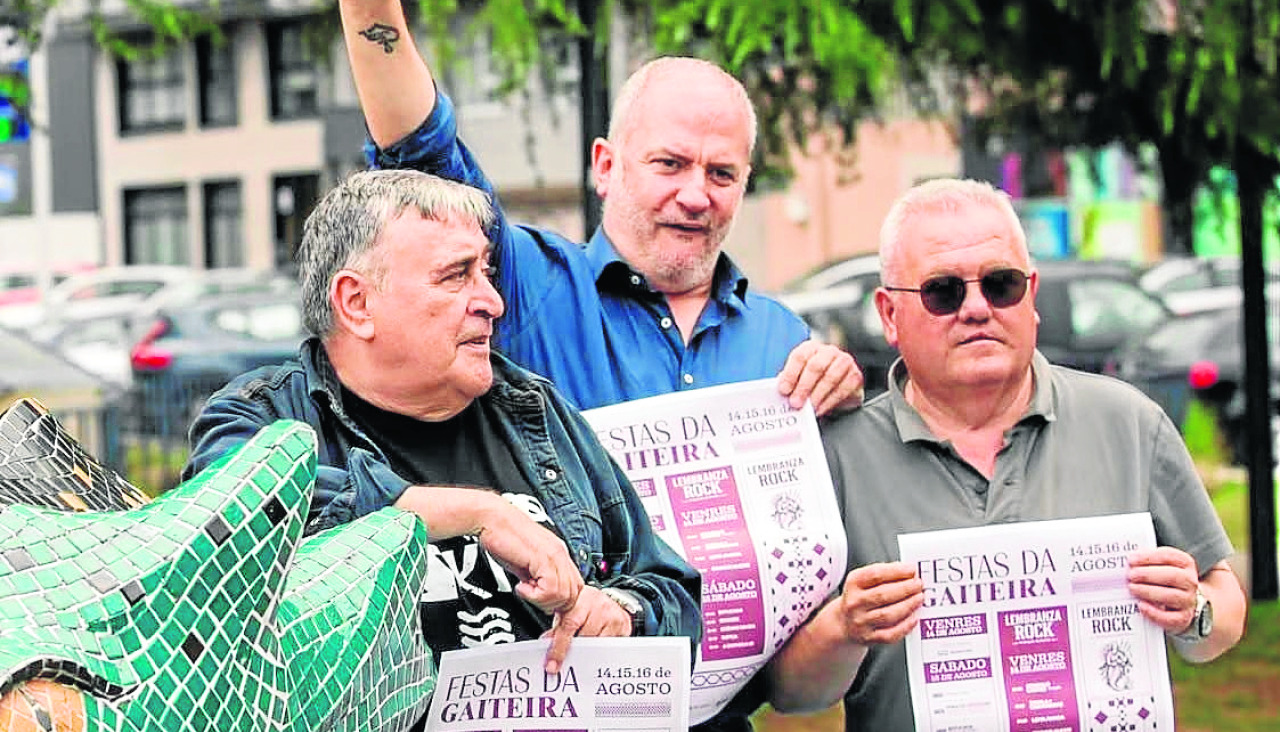 Xosé Manuel Pereiro, Gonzalo Castro y Paulo Sexto posan con el cartel de las fiestas